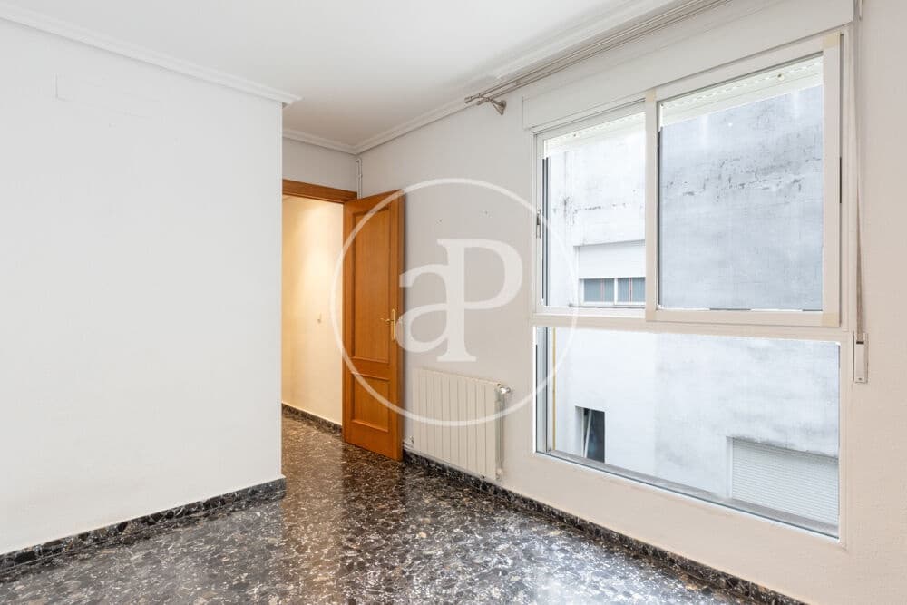 5 bedroom Apartment for rent in Valencia city with garage - € 2,400 (Ref: 9929473)