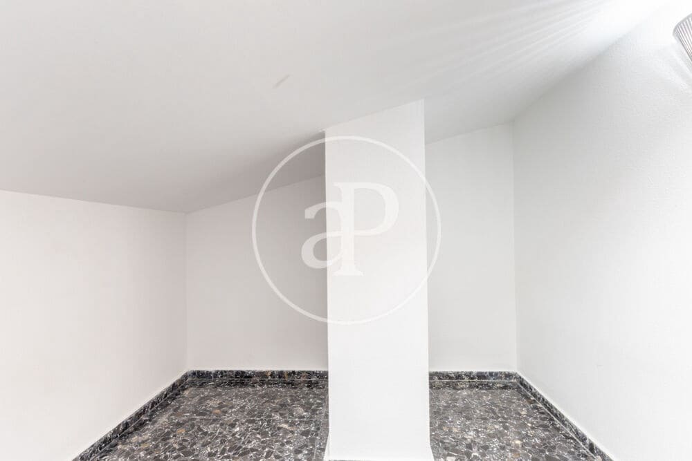 5 bedroom Apartment for rent in Valencia city with garage - € 2,400 (Ref: 9929473)