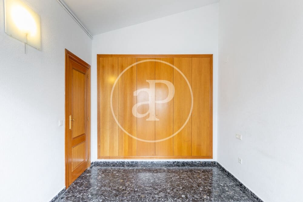 5 bedroom Apartment for rent in Valencia city with garage - € 2,400 (Ref: 9929473)