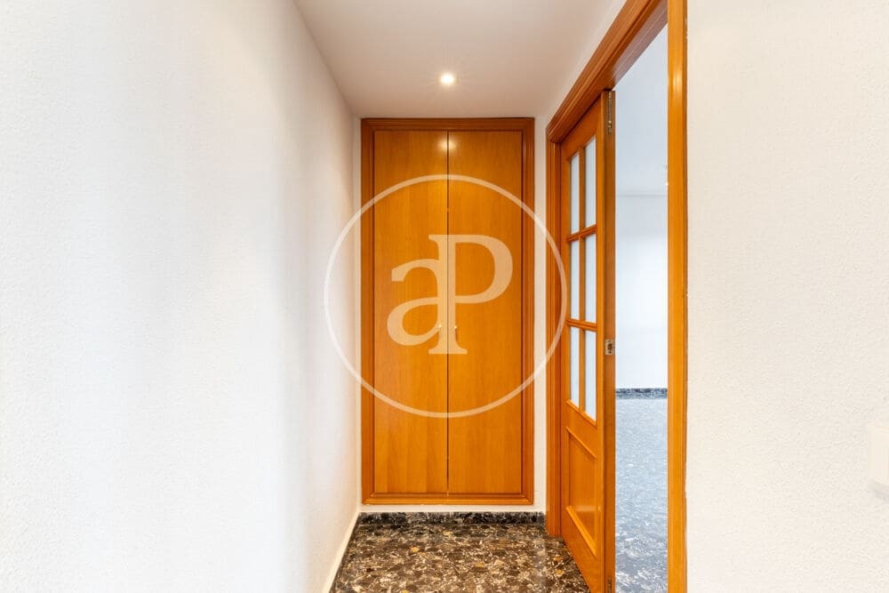 5 bedroom Apartment for rent in Valencia city with garage - € 2,400 (Ref: 9929473)