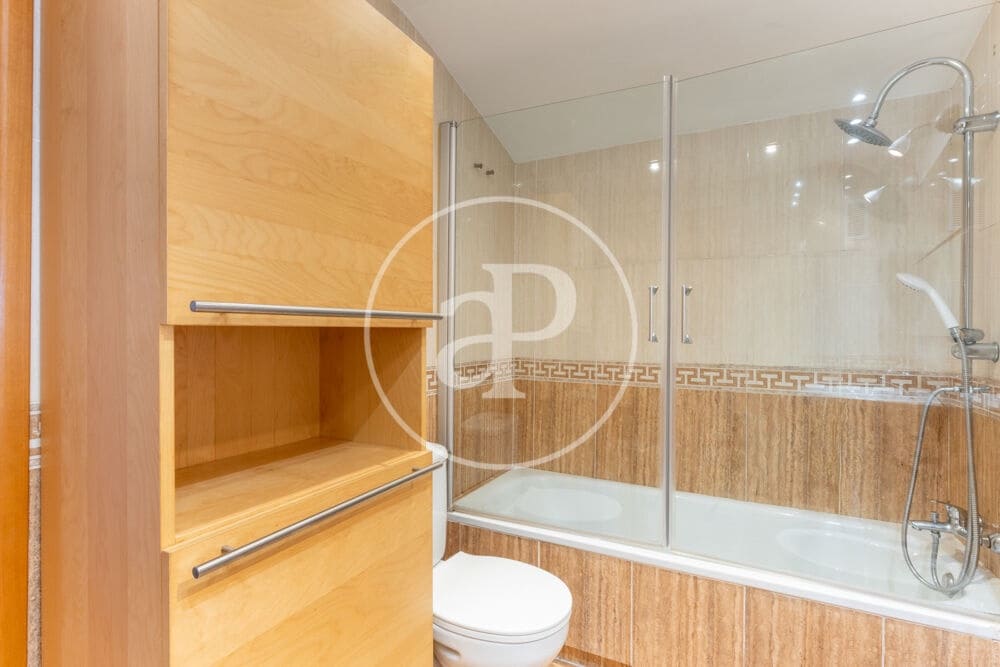 5 bedroom Apartment for rent in Valencia city with garage - € 2,400 (Ref: 9929473)