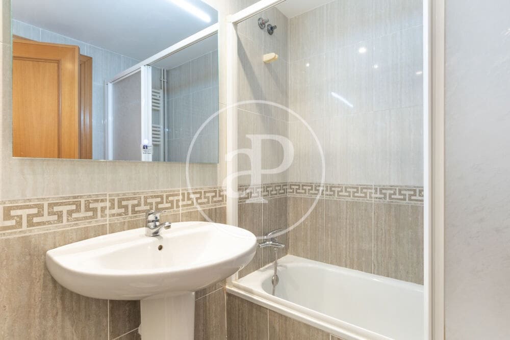 5 bedroom Apartment for rent in Valencia city with garage - € 2,400 (Ref: 9929473)