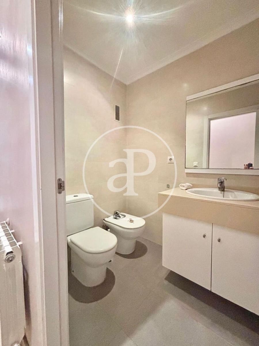 4 bedroom Apartment for rent in Valencia city - € 2,800 (Ref: 9942590)