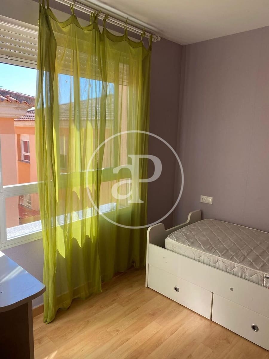 5 slaapkamer Appartement te huur in La Pobla de Vallbona met garage - € 1.450 (Ref: 9942600)