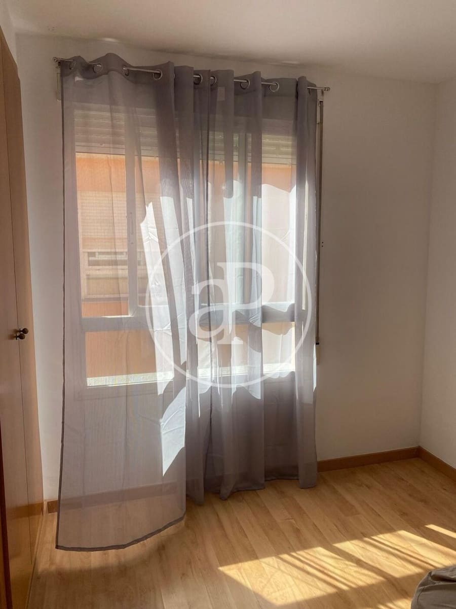 5 slaapkamer Appartement te huur in La Pobla de Vallbona met garage - € 1.450 (Ref: 9942600)