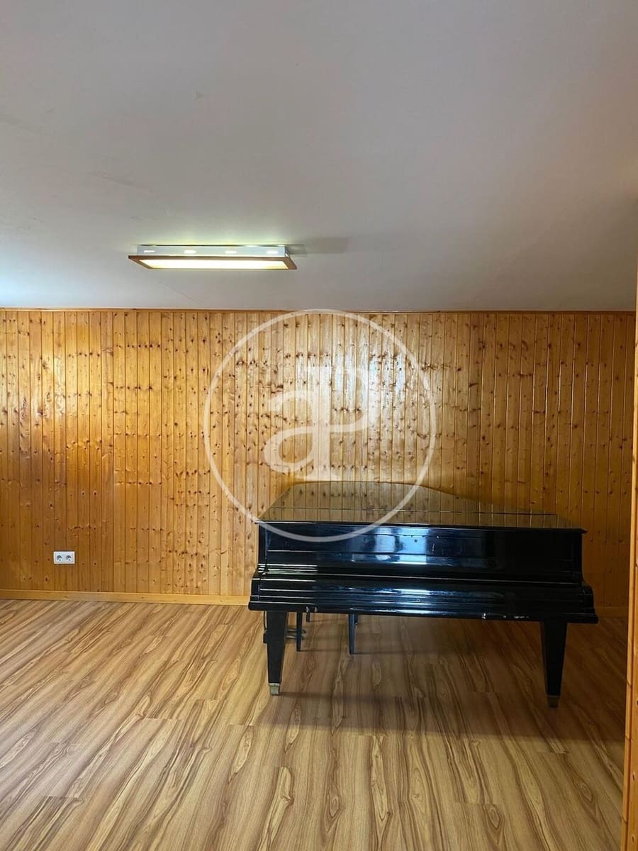 5 slaapkamer Appartement te huur in La Pobla de Vallbona met garage - € 1.450 (Ref: 9942600)