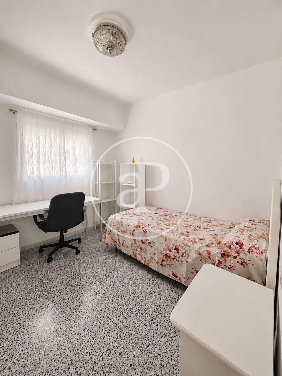 3 bedroom Apartment for rent in Valencia city - € 1,300 (Ref: 9945792)