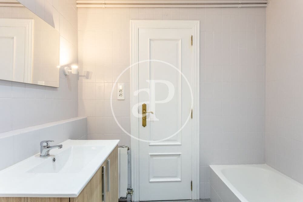 4 soveværelse Lejlighed til leje i Valencia by - € 2.100 (Ref: 9949861)