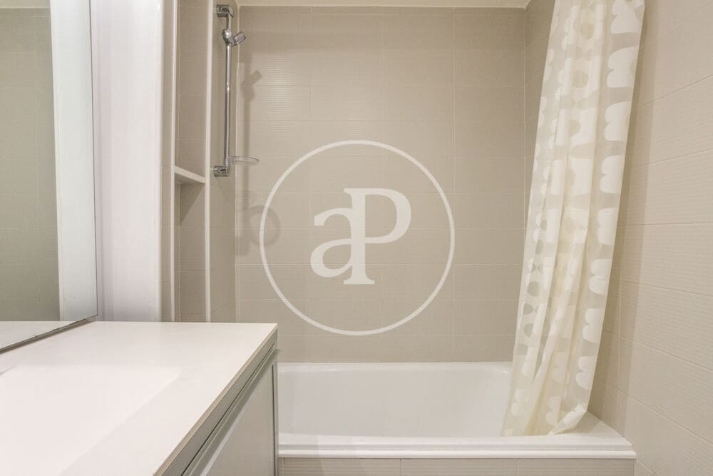 3 bedroom Apartment for rent in Valencia city with garage - € 2,000 (Ref: 9952703)