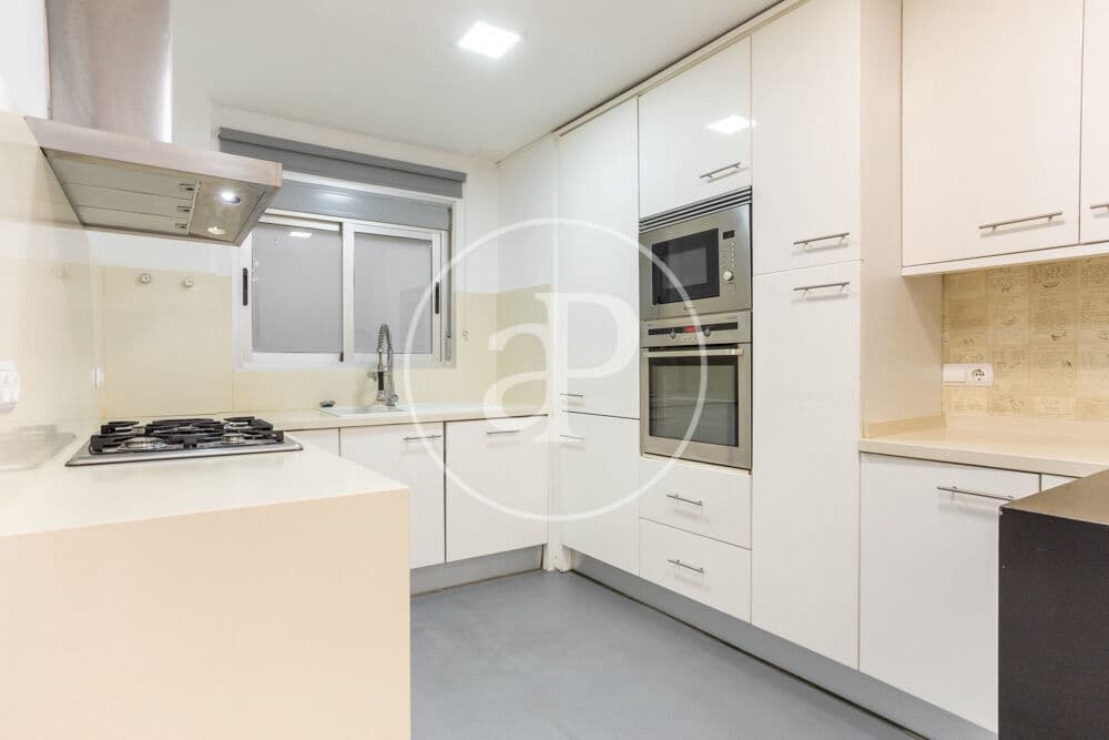3 bedroom Apartment for rent in Valencia city with garage - € 2,000 (Ref: 9952703)