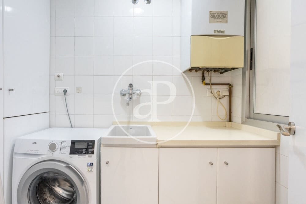 3 bedroom Apartment for rent in Valencia city with garage - € 2,000 (Ref: 9952703)