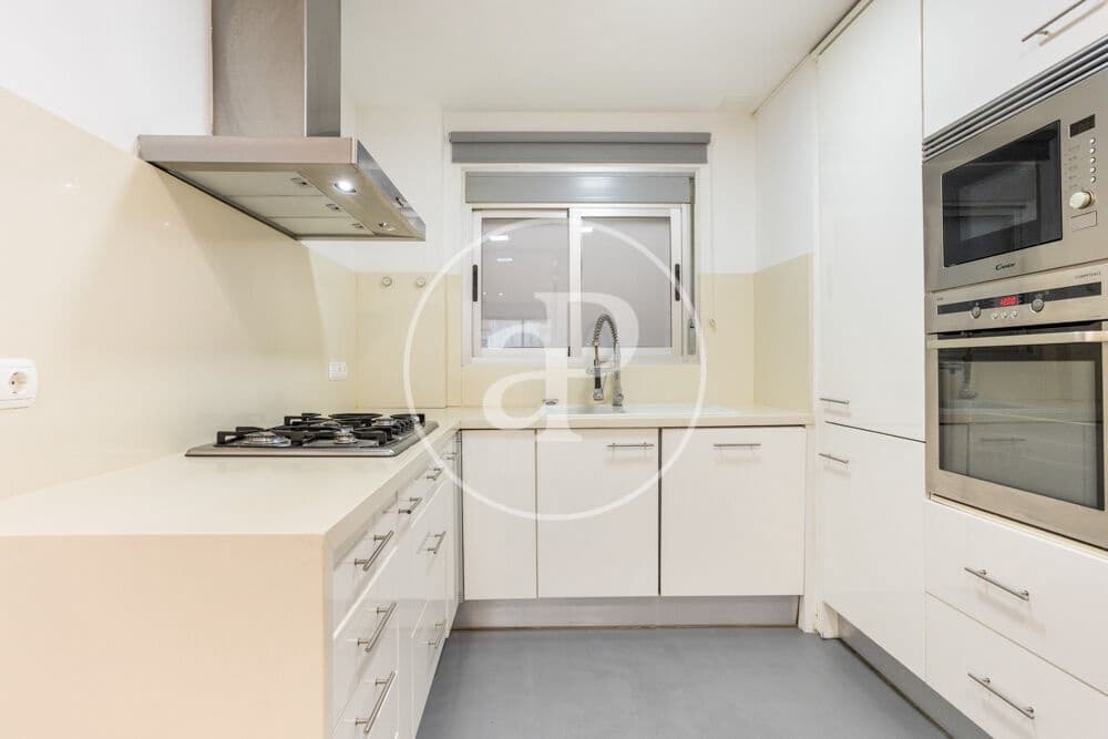 3 bedroom Apartment for rent in Valencia city with garage - € 2,000 (Ref: 9952703)
