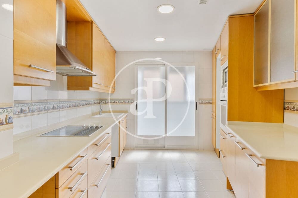 3 bedroom Apartment for rent in Valencia city with garage - € 2,300 (Ref: 9959840)