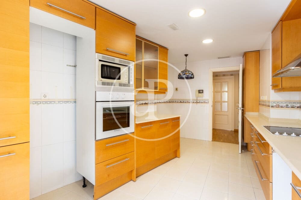 3 bedroom Apartment for rent in Valencia city with garage - € 2,300 (Ref: 9959840)