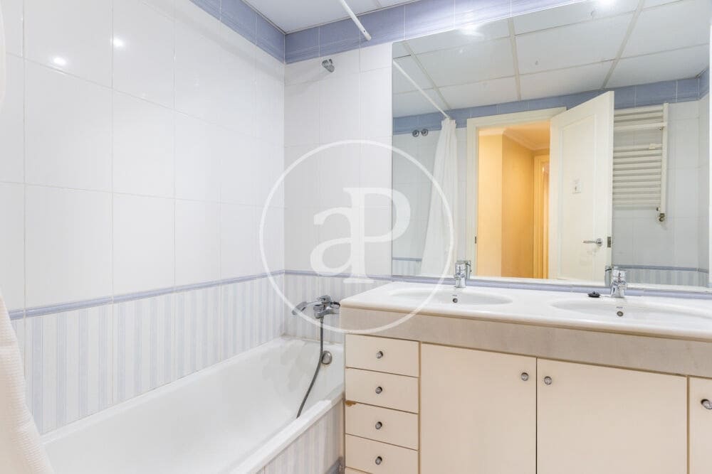 3 bedroom Apartment for rent in Valencia city with garage - € 2,300 (Ref: 9959840)