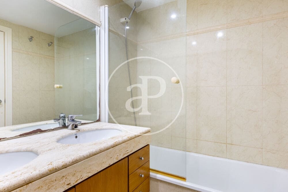 3 bedroom Apartment for rent in Valencia city with garage - € 2,300 (Ref: 9959840)