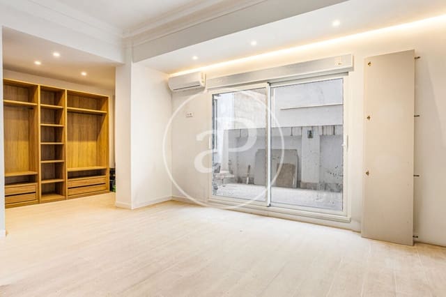 4 soverom Leilighet til leie i El Mercat, Valencia by - € 4 500 (Ref: 9970707)
