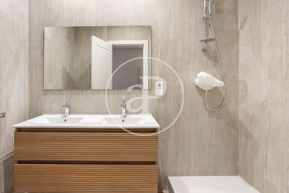 4 sovrum Lägenhet att hyra i Valencia stad - 4 500 € (Ref: 9970707)