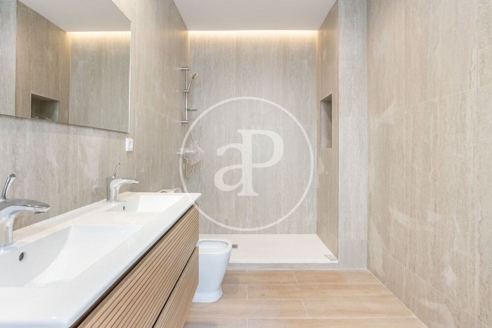4 sovrum Lägenhet att hyra i Valencia stad - 4 500 € (Ref: 9970707)