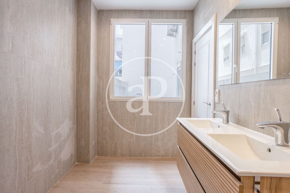 4 sovrum Lägenhet att hyra i Valencia stad - 4 500 € (Ref: 9970707)