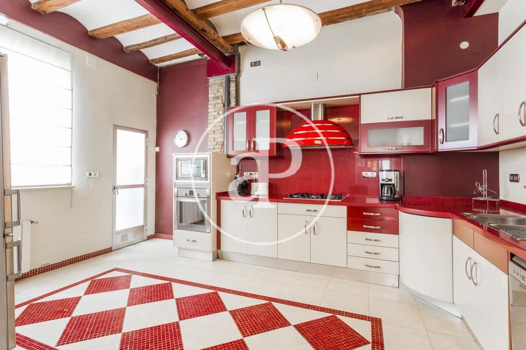 5 bedroom Apartment for rent in Valencia city - € 2,500 (Ref: 9975512)