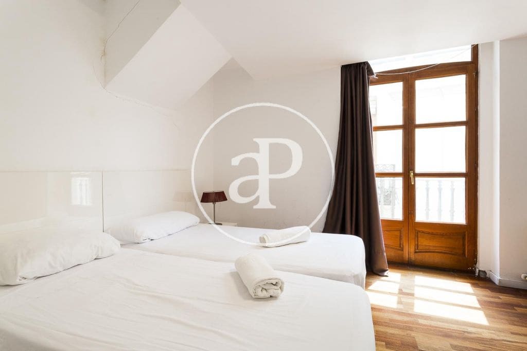5 bedroom Apartment for rent in Valencia city - € 2,500 (Ref: 9975512)