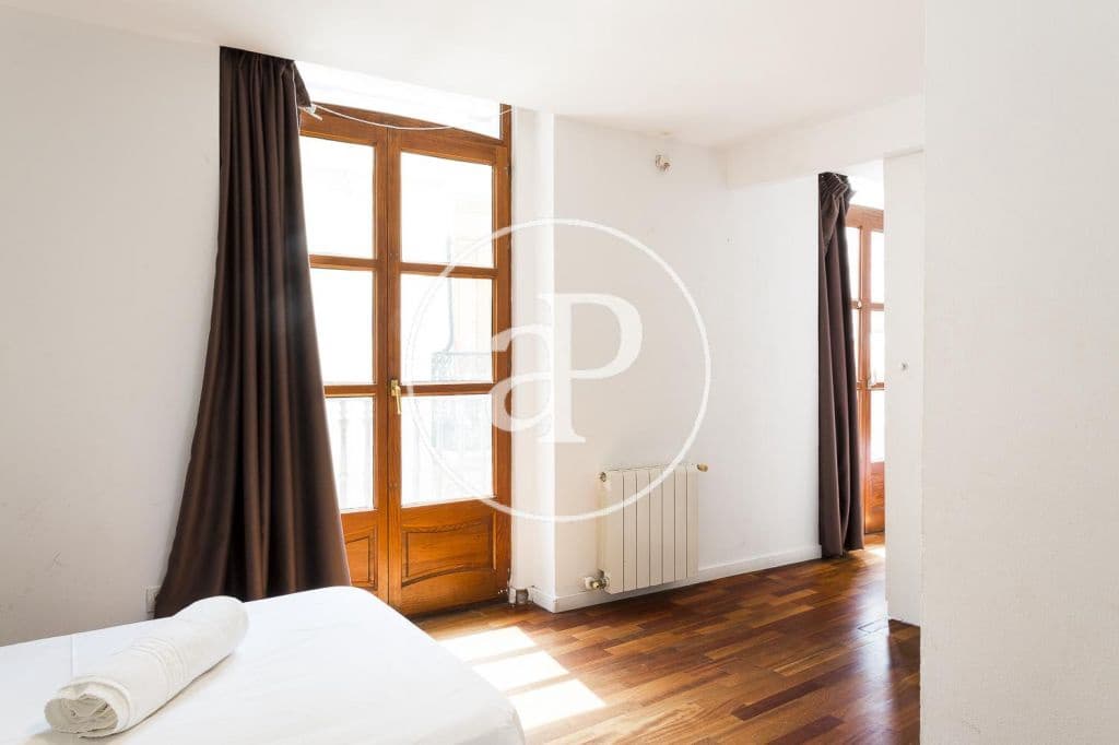 5 bedroom Apartment for rent in Valencia city - € 2,500 (Ref: 9975512)