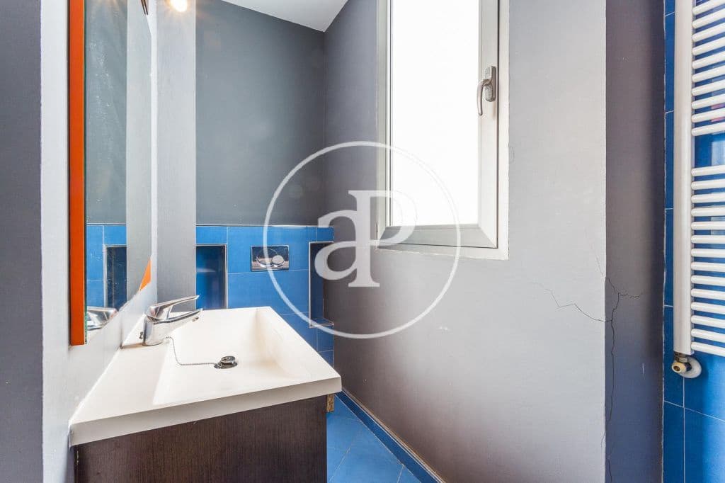 5 bedroom Apartment for rent in Valencia city - € 2,500 (Ref: 9975512)