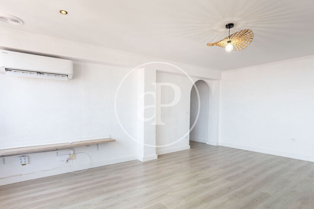 Apartment for rent in Valencia city - € 1,200 (Ref: 9977400)