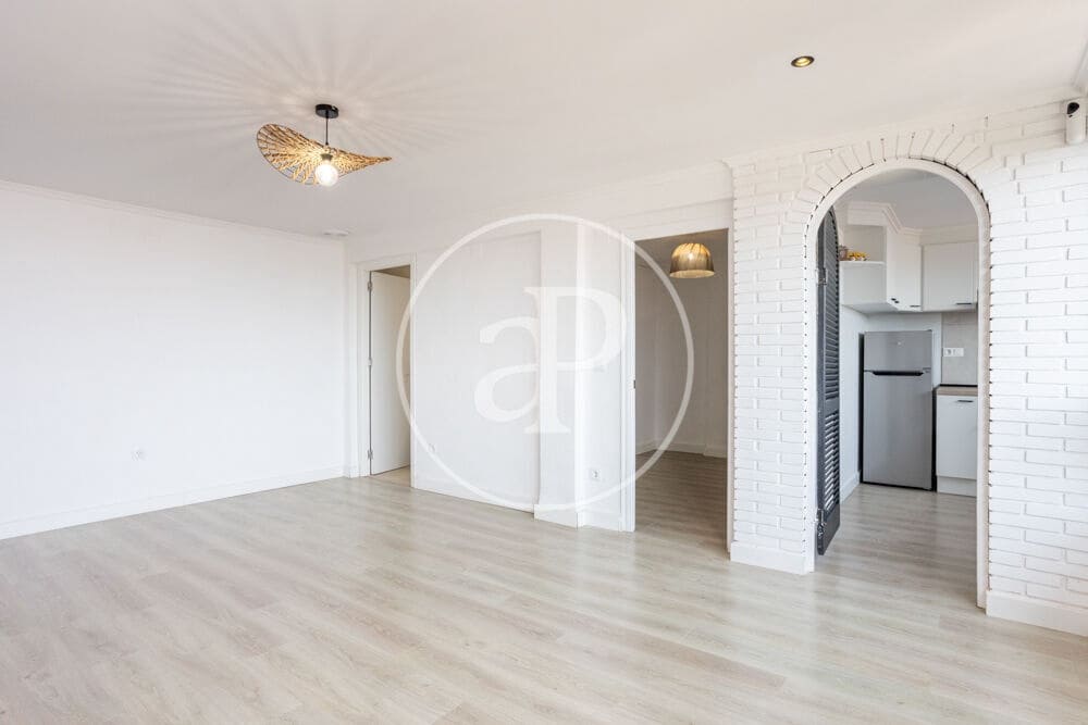 Apartment for rent in Valencia city - € 1,200 (Ref: 9977400)