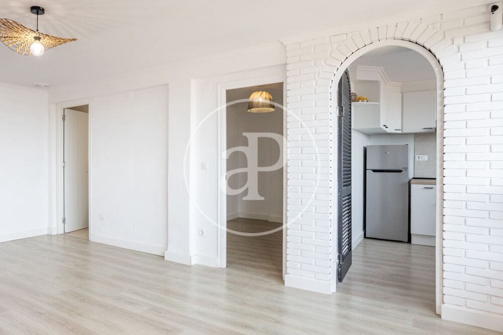 Apartment for rent in Valencia city - € 1,200 (Ref: 9977400)