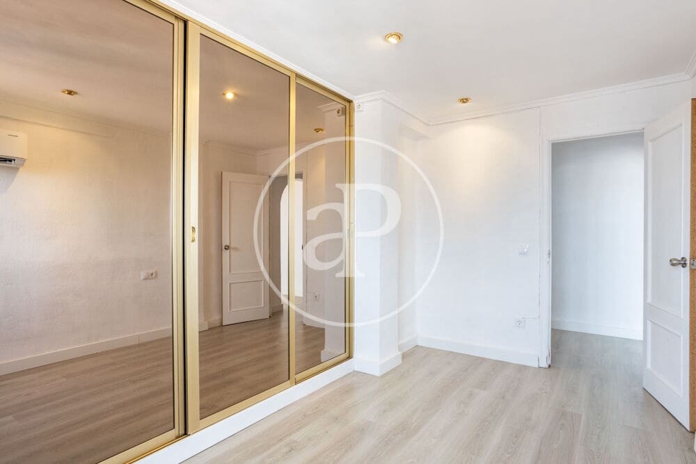 Apartment for rent in Valencia city - € 1,200 (Ref: 9977400)