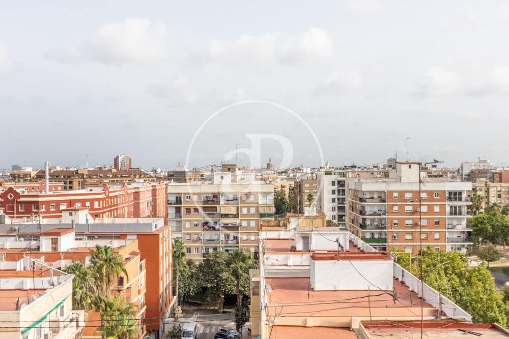 Apartment for rent in Valencia city - € 1,200 (Ref: 9977400)