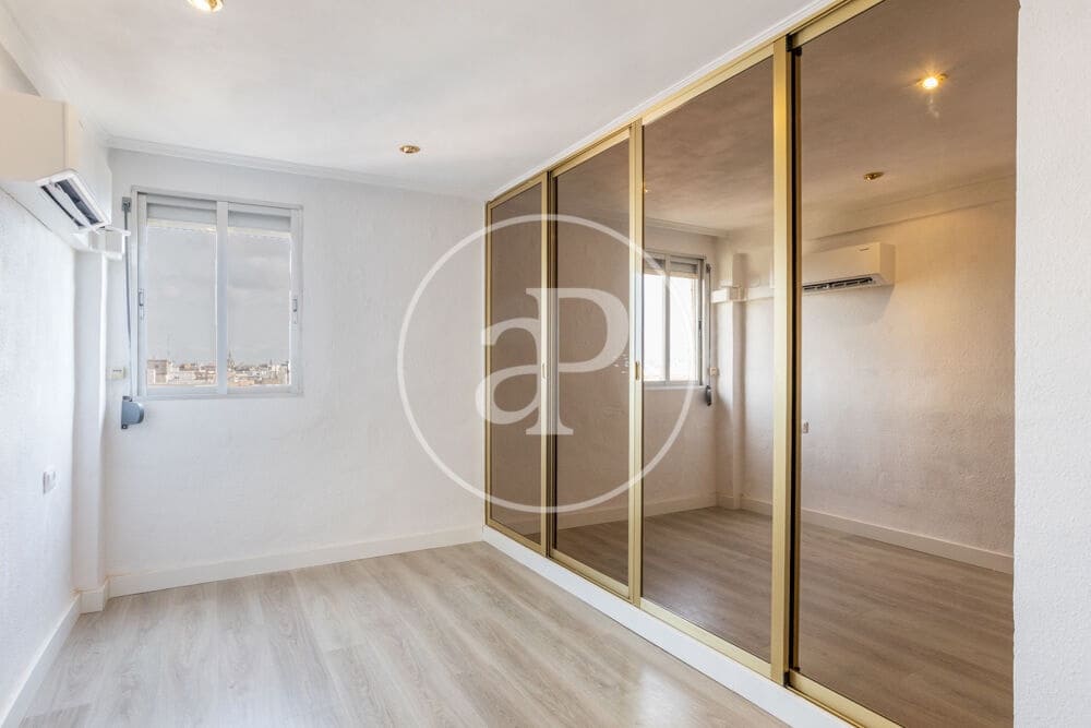 Apartment for rent in Valencia city - € 1,200 (Ref: 9977400)