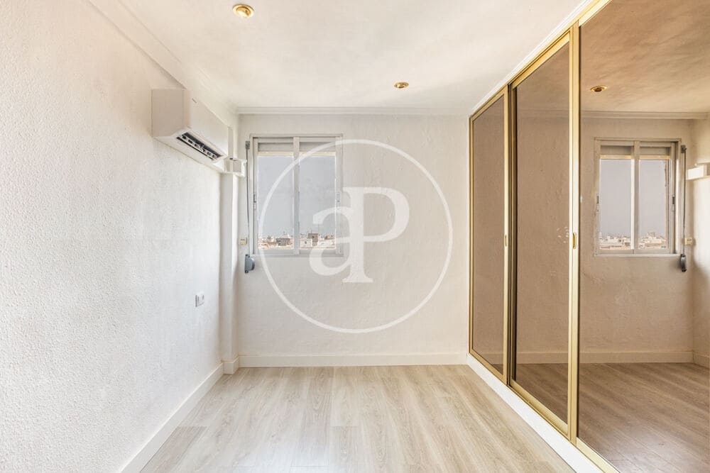 Apartment for rent in Valencia city - € 1,200 (Ref: 9977400)