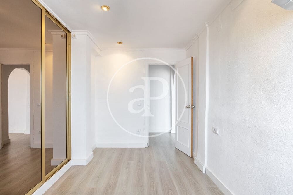 Apartment for rent in Valencia city - € 1,200 (Ref: 9977400)