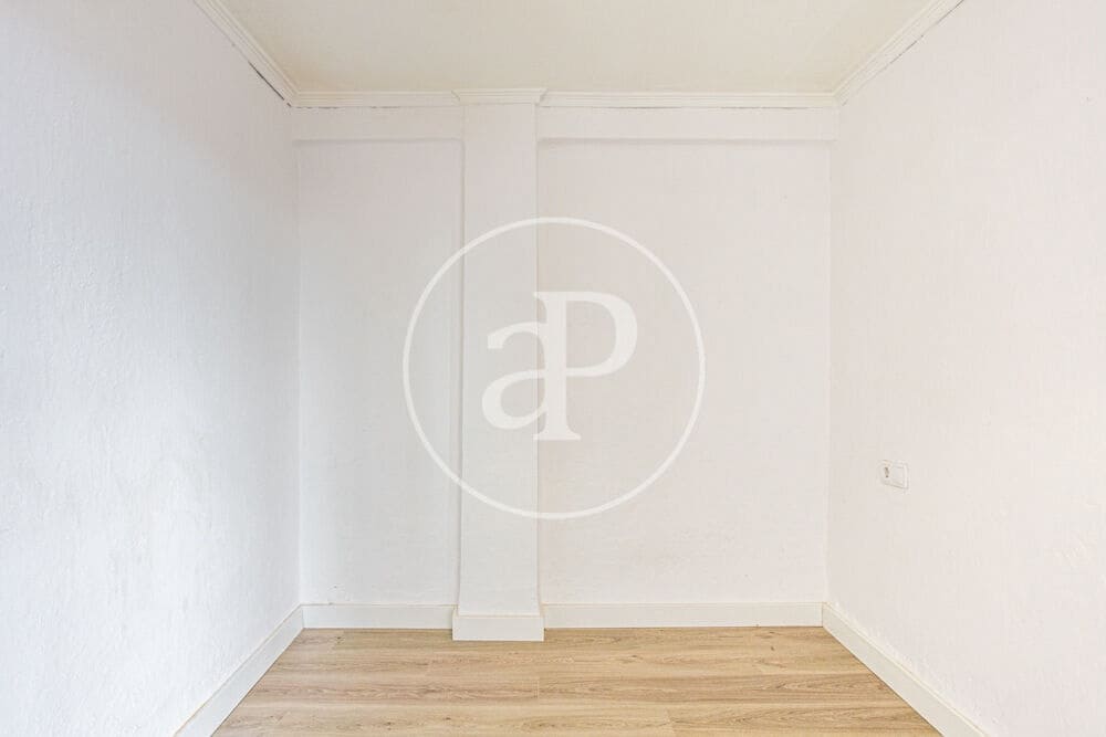 Apartment for rent in Valencia city - € 1,200 (Ref: 9977400)