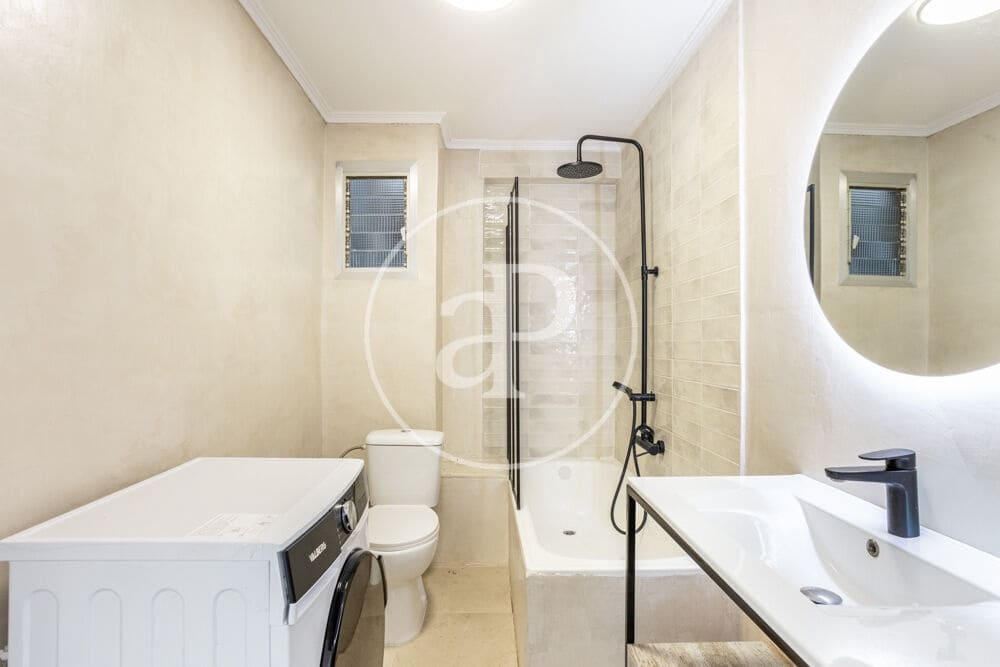 Apartment for rent in Valencia city - € 1,200 (Ref: 9977400)