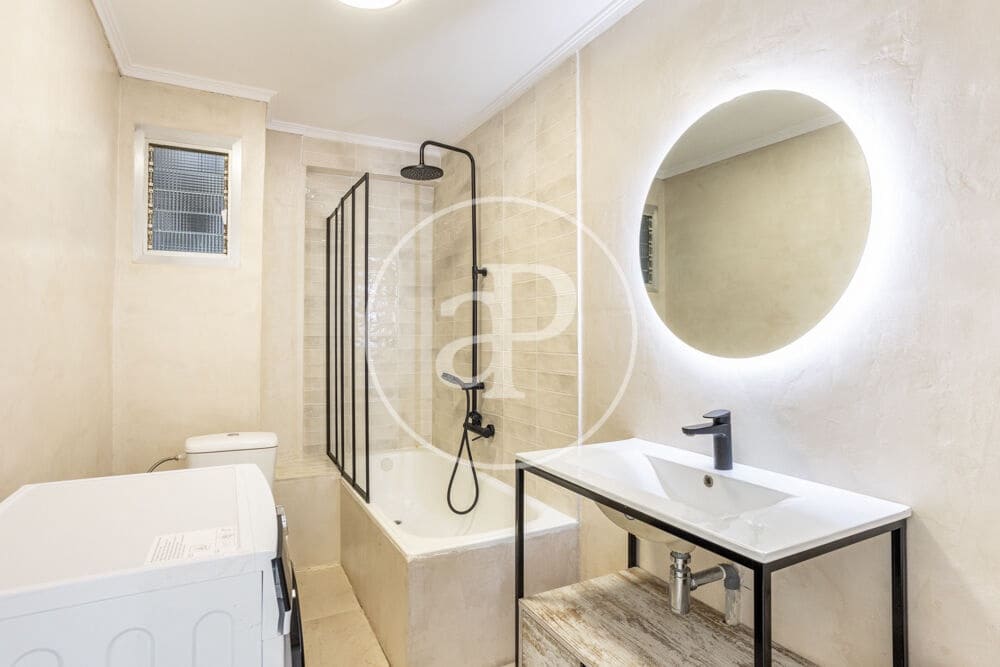Apartment for rent in Valencia city - € 1,200 (Ref: 9977400)
