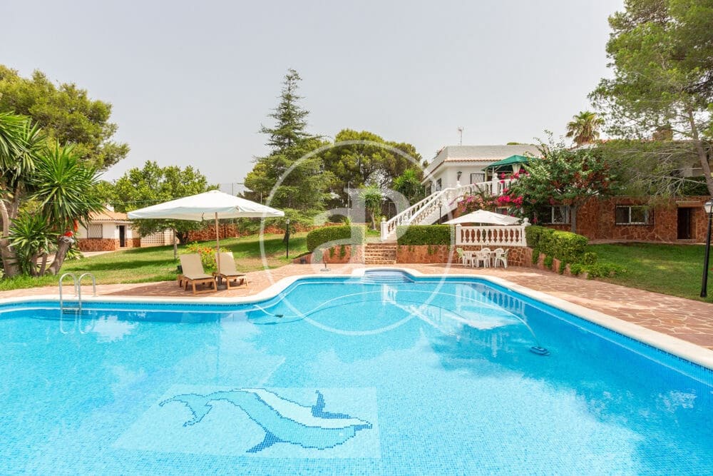 9 slaapkamer Villa te koop in Calicanto met zwembad - € 1.000.000 (Ref: 9978954)