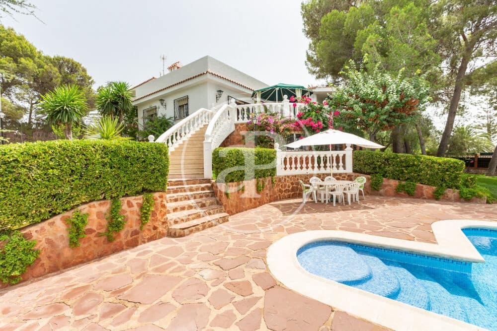 9 slaapkamer Villa te koop in Calicanto met zwembad - € 1.000.000 (Ref: 9978954)