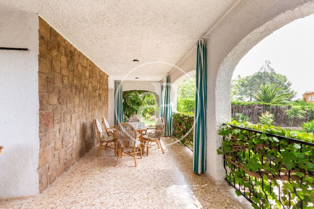 9 slaapkamer Villa te koop in Calicanto met zwembad - € 1.000.000 (Ref: 9978954)