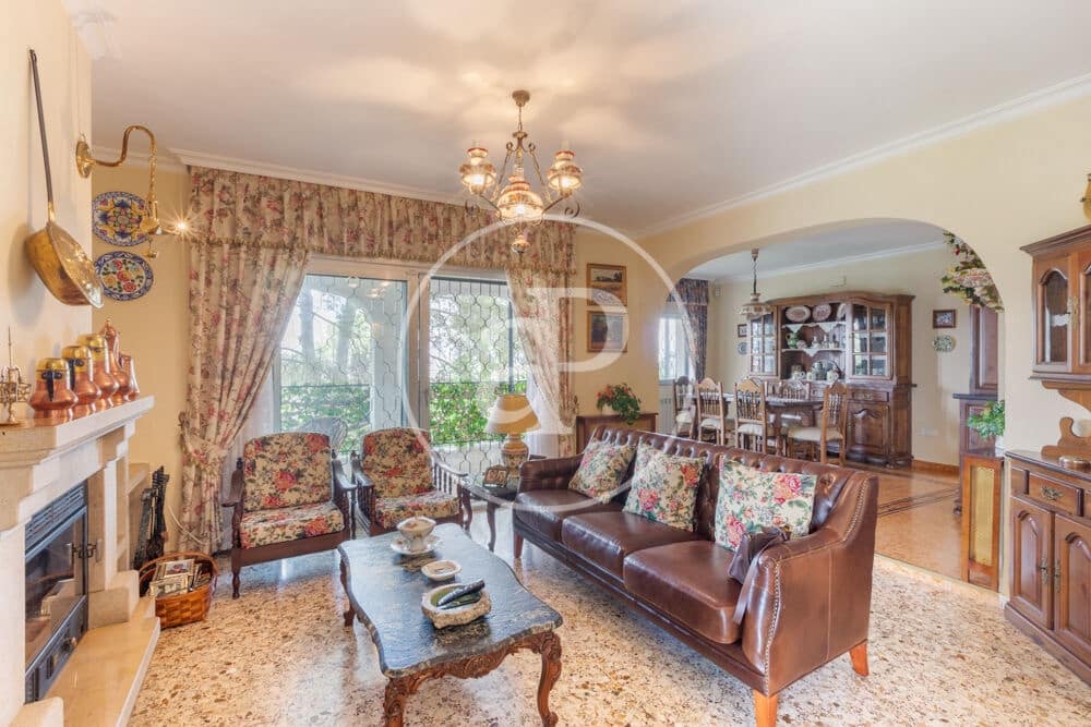 9 slaapkamer Villa te koop in Calicanto met zwembad - € 1.000.000 (Ref: 9978954)