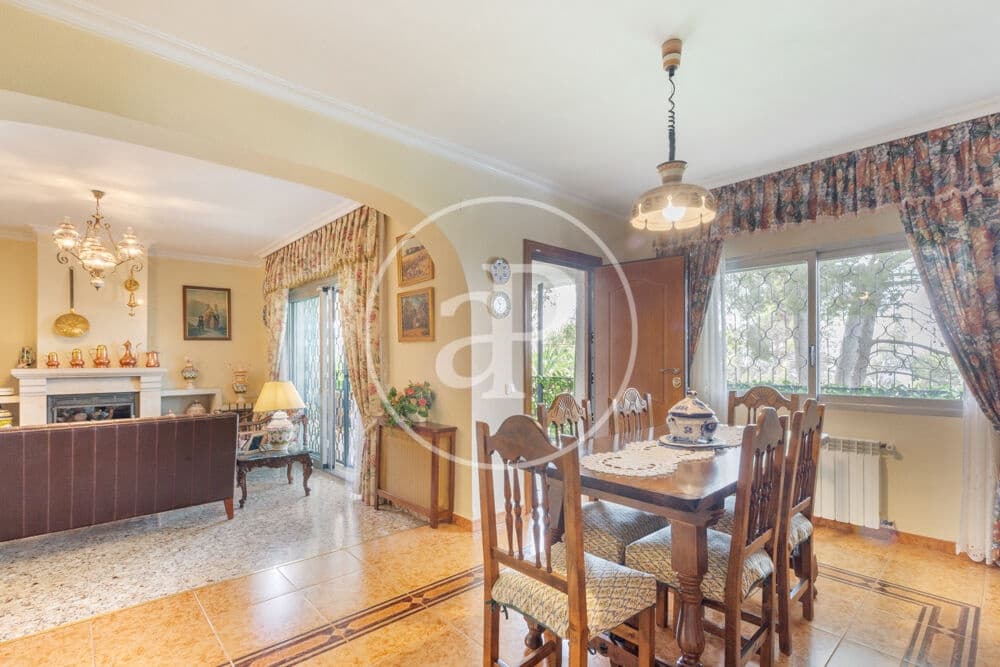 9 slaapkamer Villa te koop in Calicanto met zwembad - € 1.000.000 (Ref: 9978954)