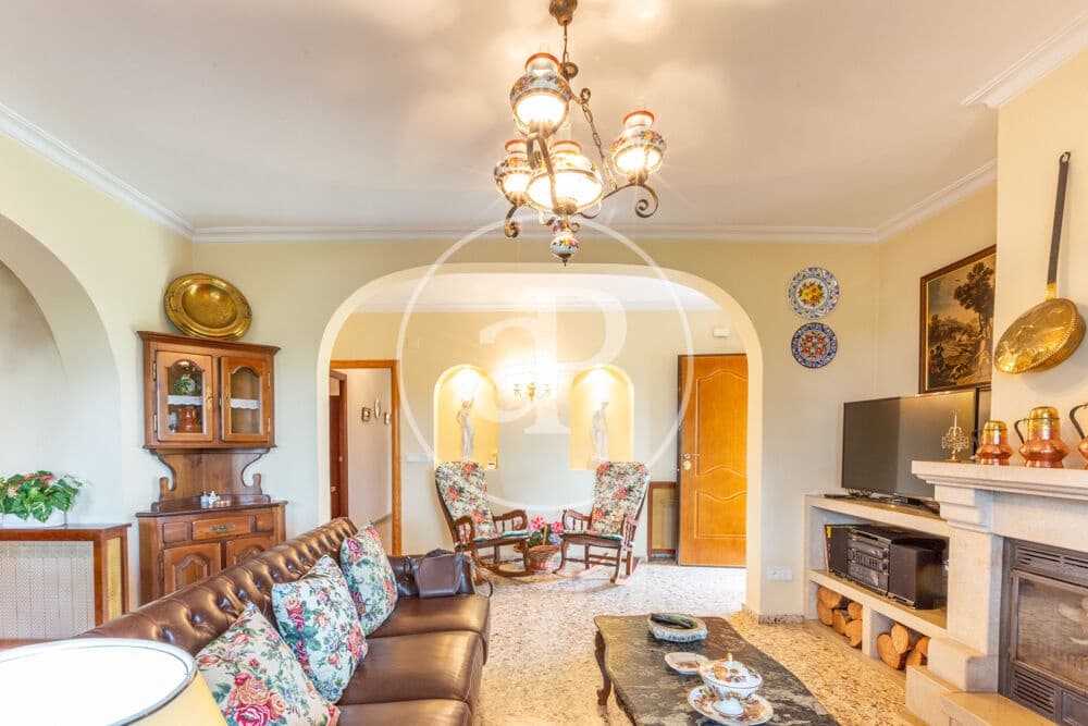 9 slaapkamer Villa te koop in Calicanto met zwembad - € 1.000.000 (Ref: 9978954)