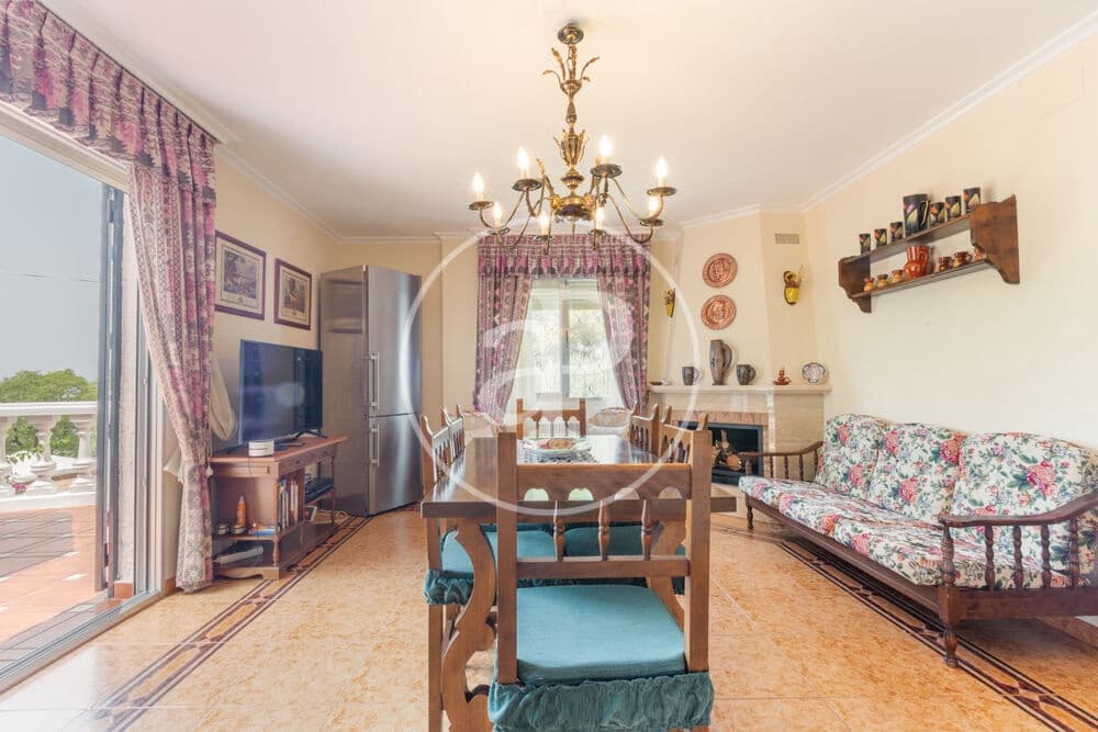9 slaapkamer Villa te koop in Calicanto met zwembad - € 1.000.000 (Ref: 9978954)