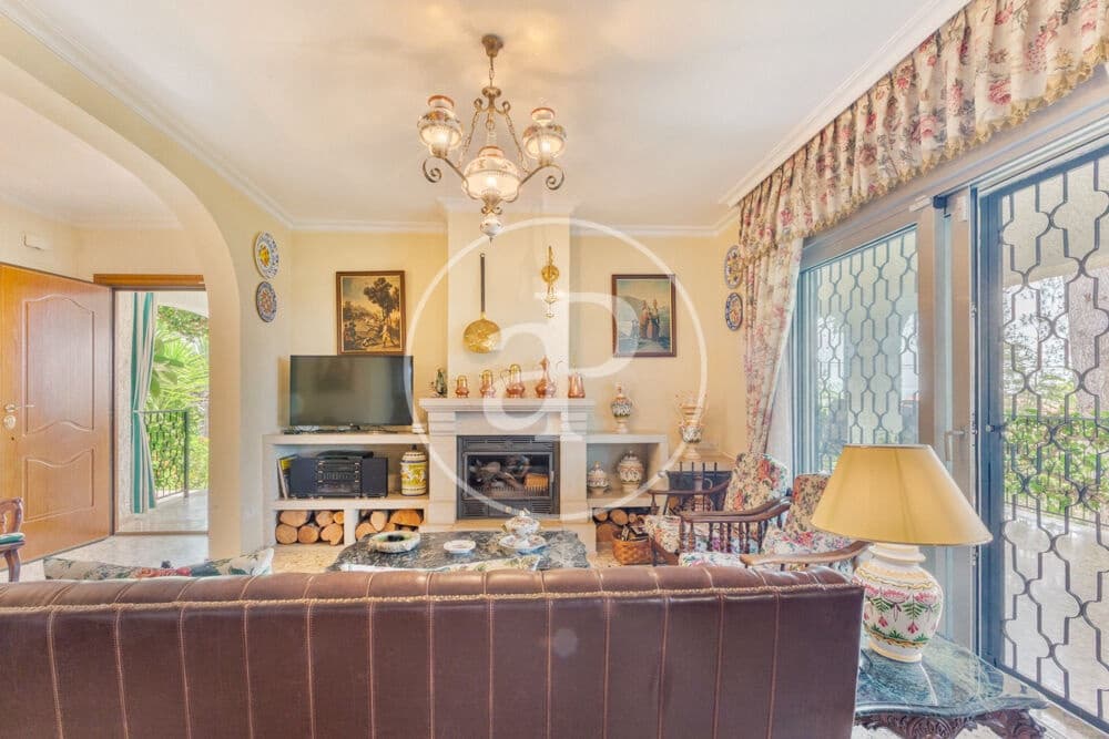 9 slaapkamer Villa te koop in Calicanto met zwembad - € 1.000.000 (Ref: 9978954)