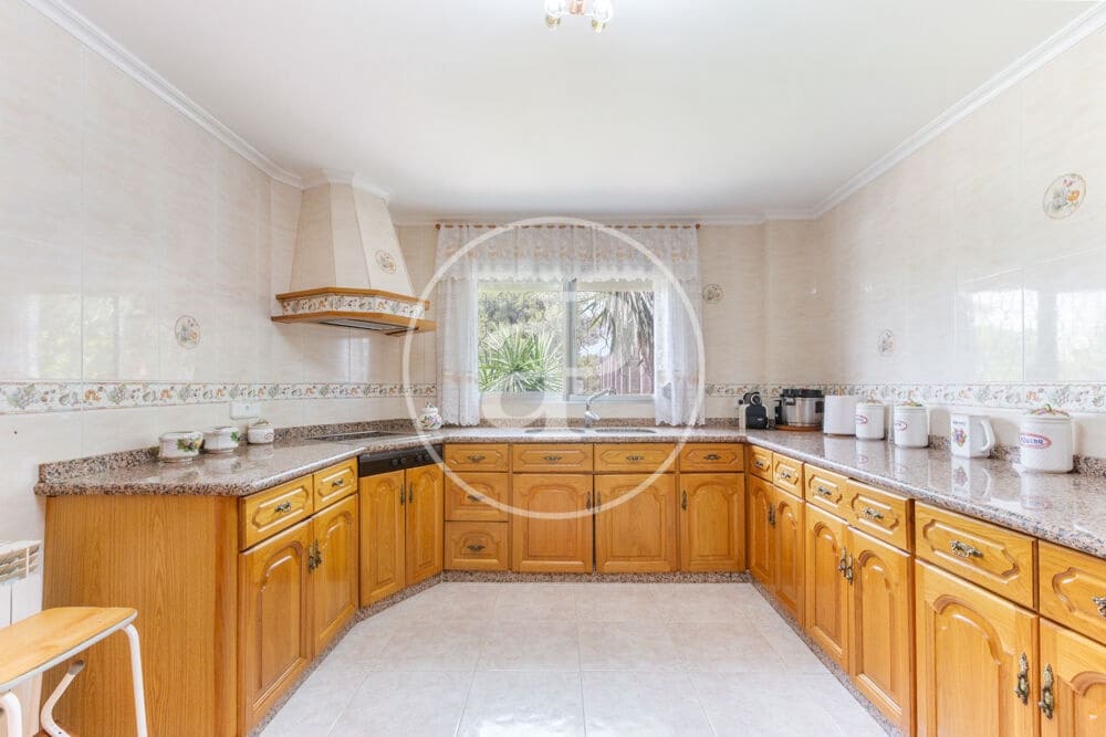 9 slaapkamer Villa te koop in Calicanto met zwembad - € 1.000.000 (Ref: 9978954)