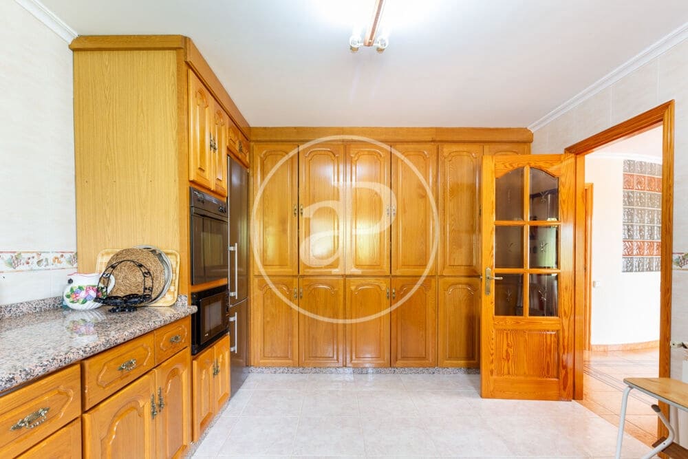9 slaapkamer Villa te koop in Calicanto met zwembad - € 1.000.000 (Ref: 9978954)
