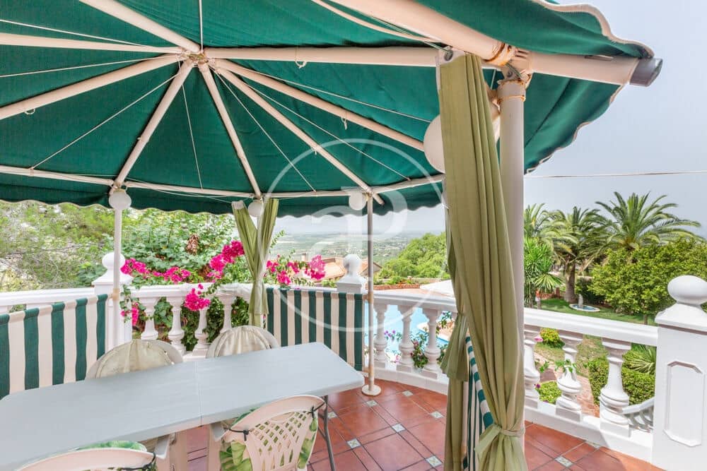9 slaapkamer Villa te koop in Calicanto met zwembad - € 1.000.000 (Ref: 9978954)